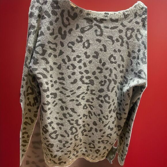 Hem & Thread Women’s Size Large Pull Over Distressed Animal Print Grey Sweater - Picture 4 of 4